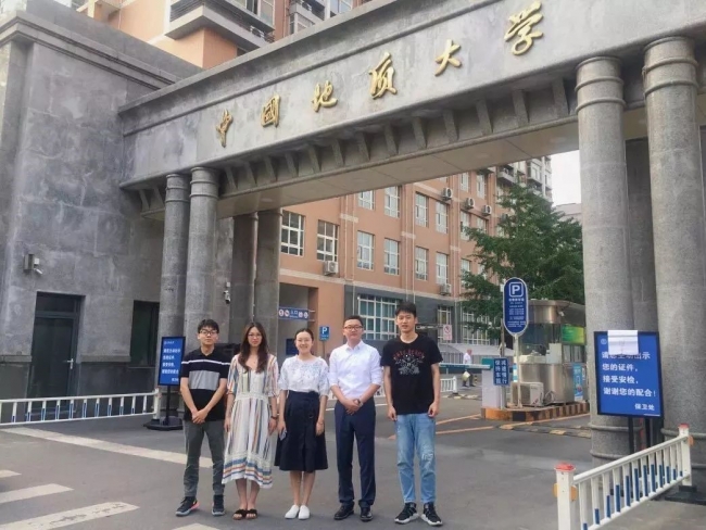 左一、左三为黄色动漫
2017级硕士研究生任浩然、喻月
