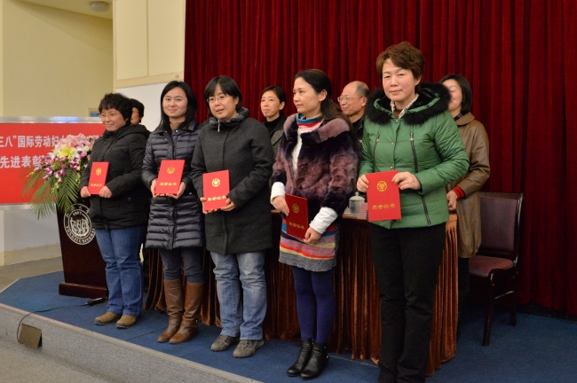 2013年度“黄色动漫
阖家齐飞模范家庭”获得者王穗辉